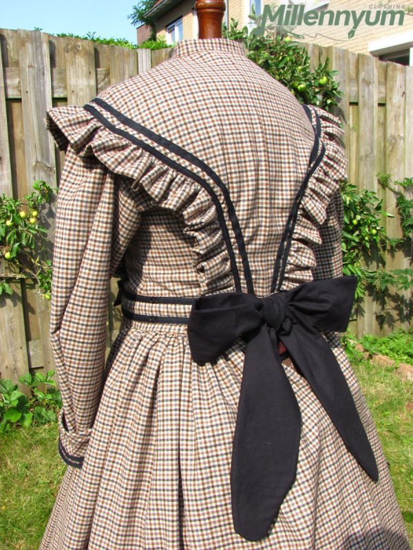 Victorian day dress back - ribbon