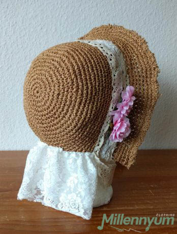 finished spoon bonnet - back