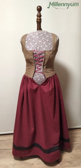 17th century kirtle on mannequin - front