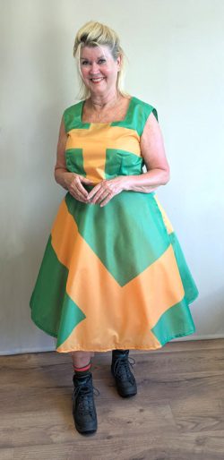 Jurk voor een loper van de Nijmeegse 4Daagse, gemaakt van vierdaagsevlaggen Jurk voor een loper van de Nijmeegse 4Daagse, gemaakt van vierdaagsevlaggen