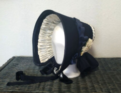 'Bonnet' hoed uit de periode 1840, gemaakt voor een Dickens-evenement 18e eeuwse 'bonnet'