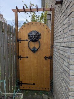 Ik maakte deze houten deur samen met mijn vriend. Het metalen beslag en de klopper uit de film 'Labyrinth' zijn gekocht. Fantasy-deur