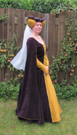 Fantasy jonkvrouwenjurk met bijpassende hoed. Jonkvrouwenjurk