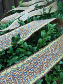 Band van linnen draden, gemaakt door middel van kaartweven Kaartgeweven band