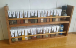 Zelfgetimmerd kruidenrekje, met kruidenpotjes gemaakt van Tic Tac-doosjes Kruidenrekje