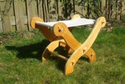 Inklapbaar krukje gemaakt naar middeleeuws model Middeleeuws krukje