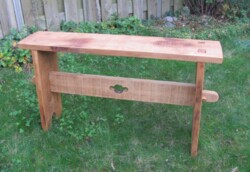 Eikenhouten bankje naar middeleeuws model dat gemakkelijk te demonteren en vervoeren is. Middeleeuws bankje