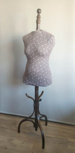 Paspop gemaakt van een oude kapstok en een op mijn eigen maten gevormd lijfje, gemaakt uit tape met purschuim vulling. Paspop op maat