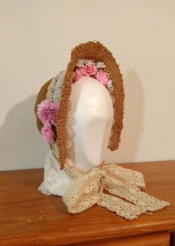 Victoriaans geïnspireerde hoed, gemaakt van een oude zomerhoed, kant, en kunststof bloemen. Victoriaanse 'spoon bonnet'