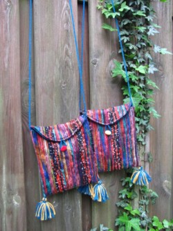 Kleurrijke tasjes met kwastjes en decoratieve kraal-sluiting Tasjes