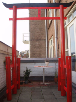 Traditionele Japanse toegangspoort, gemaakt van hout en kunststof buizen. Ontworpen om gedemonteerd en vervoerd te kunnen worden. Japanse torii