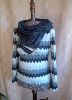 Trui met een V-vormige kraag gemaakt van verschillende strookjes stof. Trui met kraag