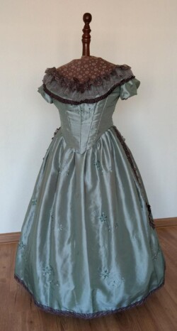 Baljurk gemaakt naar een model uit de periode 1865. Lijfje en rok van taftzijde. Victoriaanse baljurk