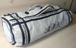 Tas gemaakt naar Victoriaans model, met decoratieve zwarte banden en handgeborduurde initialen. Victoriaanse reistas