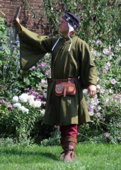 Houppelande met zakmouwen zoals deze in de middeleeuwen rond 1450 door mannen werd gedragen. De naden zijn met de hand gestikt. Middeleeuwse houppelande voor mannen