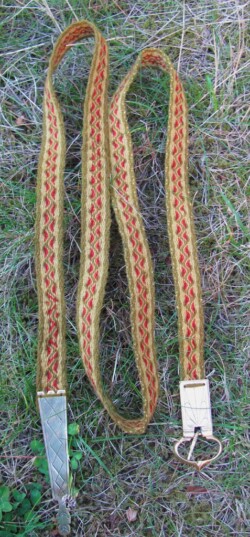 Kaartgeweven middeleeuwse riem van linnen. Kaartgeweven riem