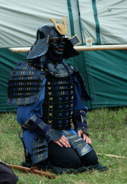 Japans harnas gemaakt van geverfde vinyl vloerbedekking en gekleurde veters Samuraiharnas